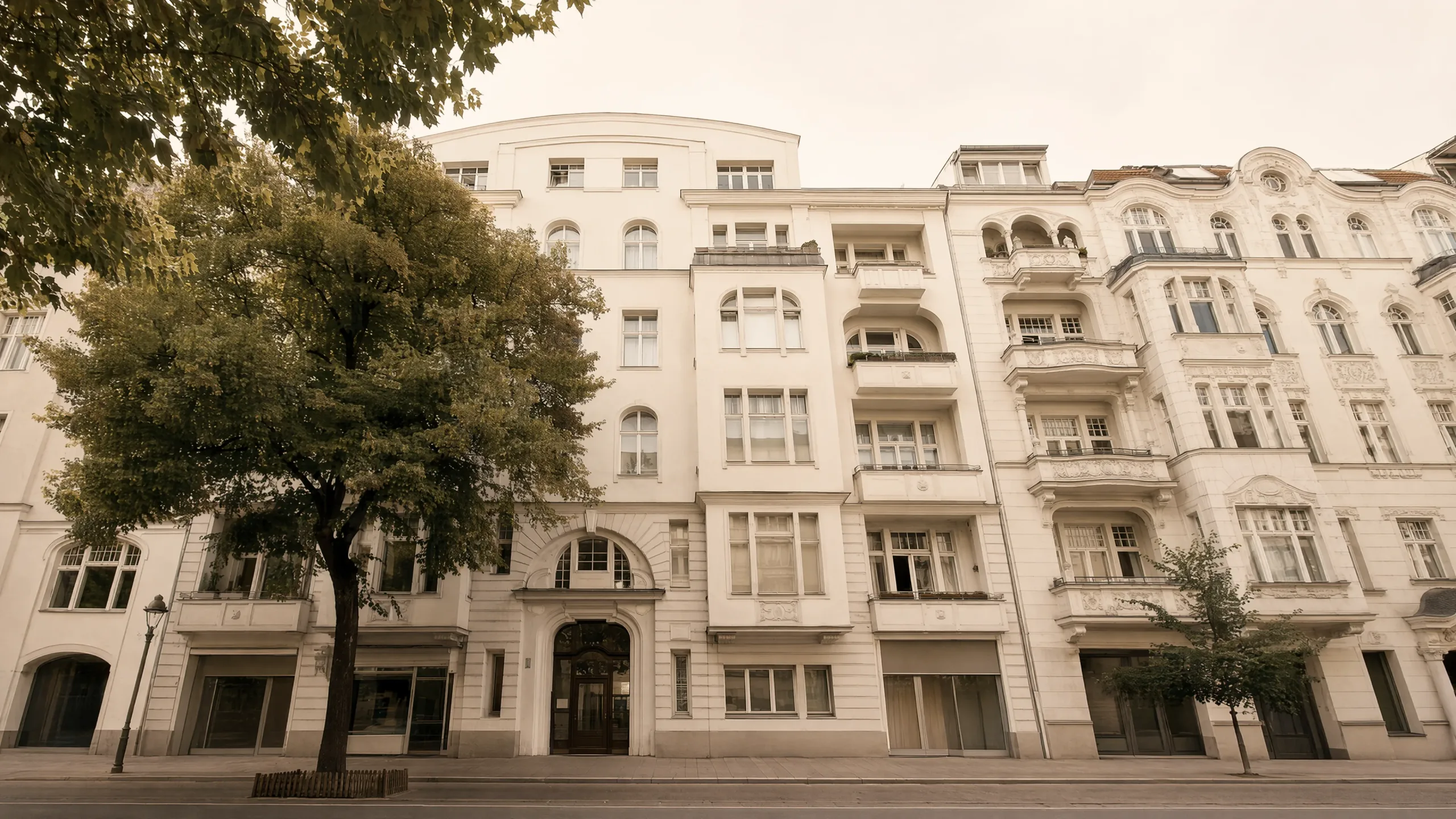 Altbaufassade des Praxisgebäudes von Haar Concept in Berlin