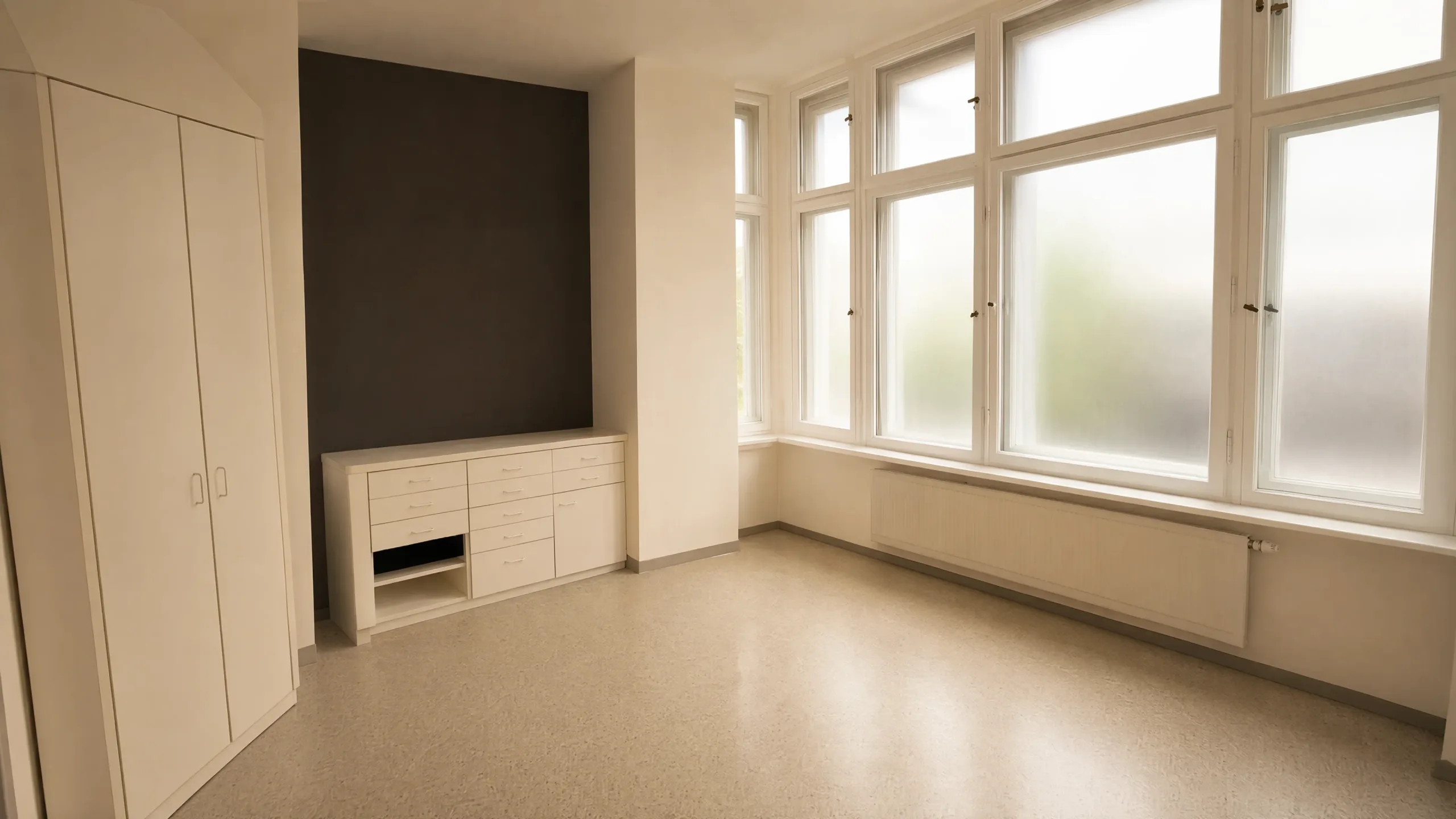 Ruhiger Raum der Haar Concept Praxis in Düsseldorf mit hohen Fenstern und Einbauschrank